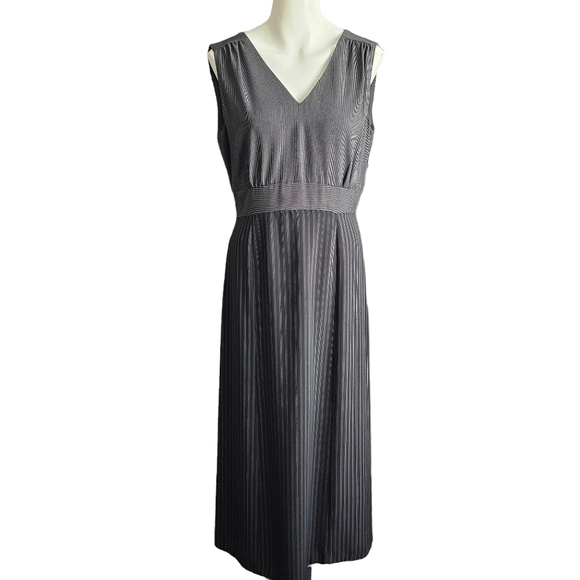 Halston Heritage Dresses & Skirts - Halston Womens V-neck Sleeveless Dress Sz 8